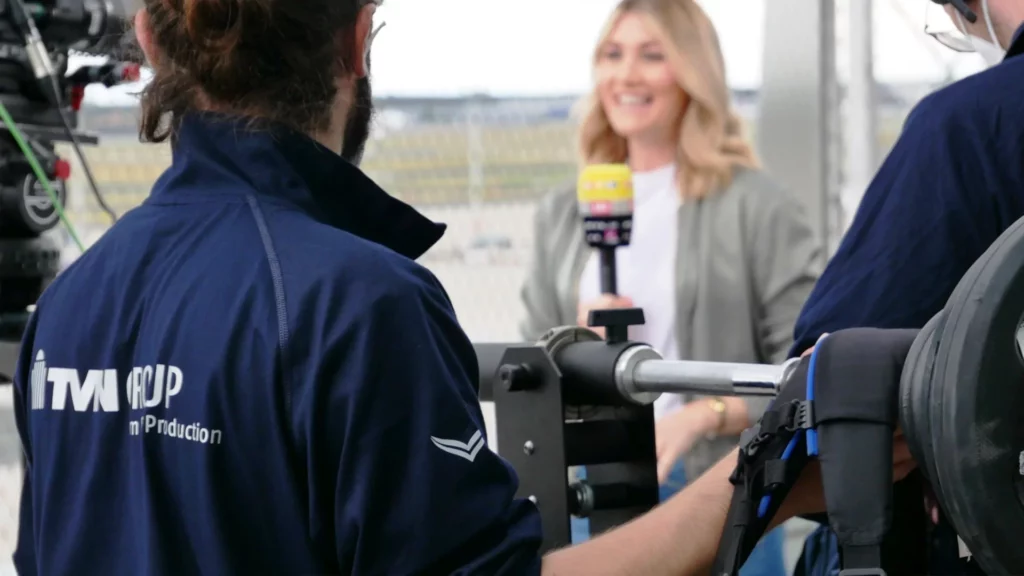TVN Group Kameramann bei professioneller TV-Produktion mit UHD-Studiokamera – Live-Übertragung und Medienproduktion in Deutschland.