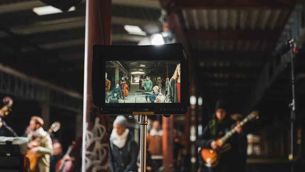 Filmproduktion der TVN Group – Monitor zeigt Live-Aufnahme eines Musikensembles während einer Studio-Produktion.