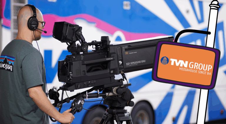 „TVN Group Kameramann filmt mit professioneller UHD-Studiokamera während einer Live-Produktion – TV-Übertragung und Medienproduktion seit 1984.“