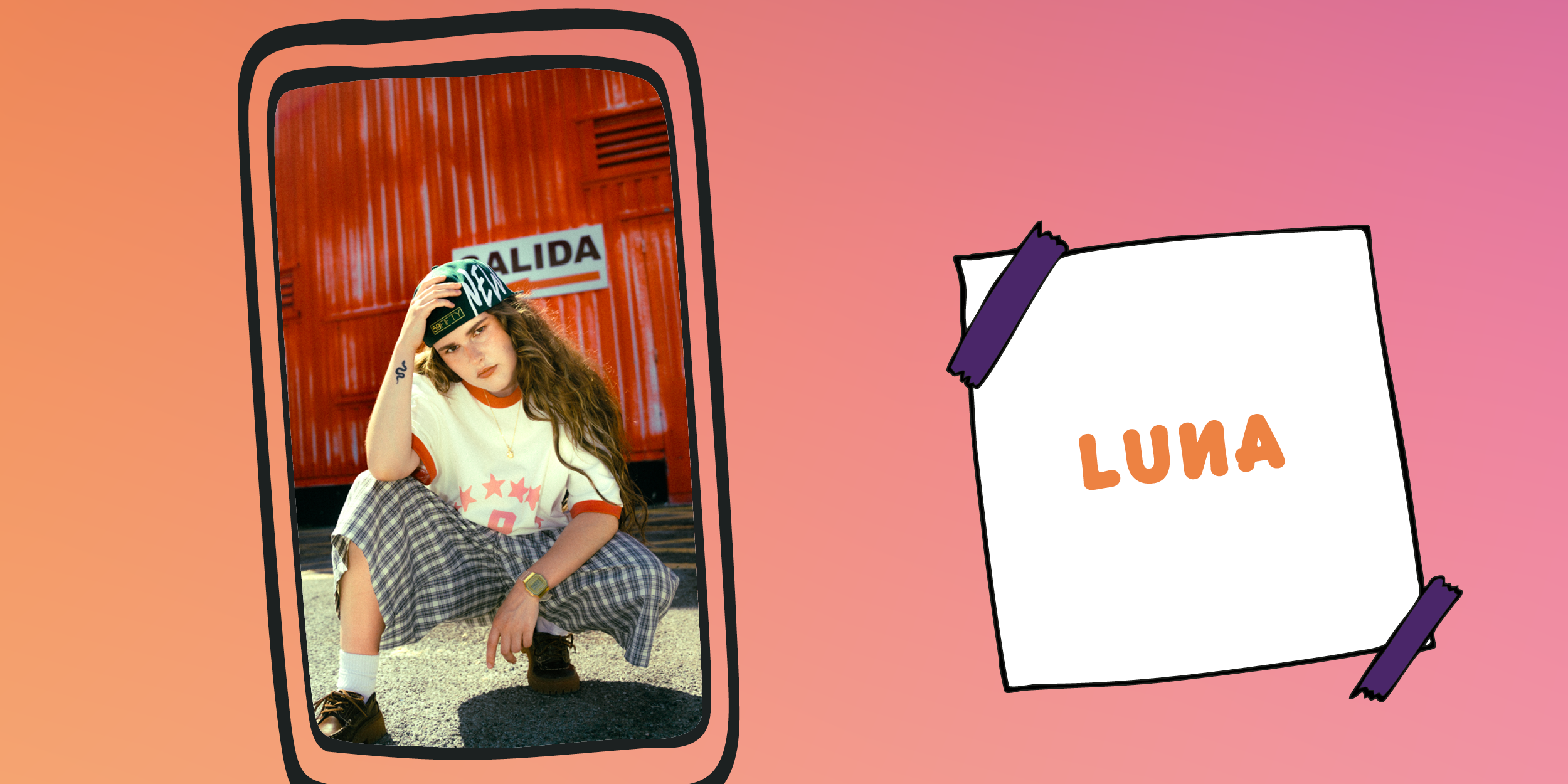 Musikerin Luna in lässigem Streetwear-Look mit Kappe und karierten Hosen vor rotem Container, daneben ihr Name in oranger Schrift auf weißem Feld.
