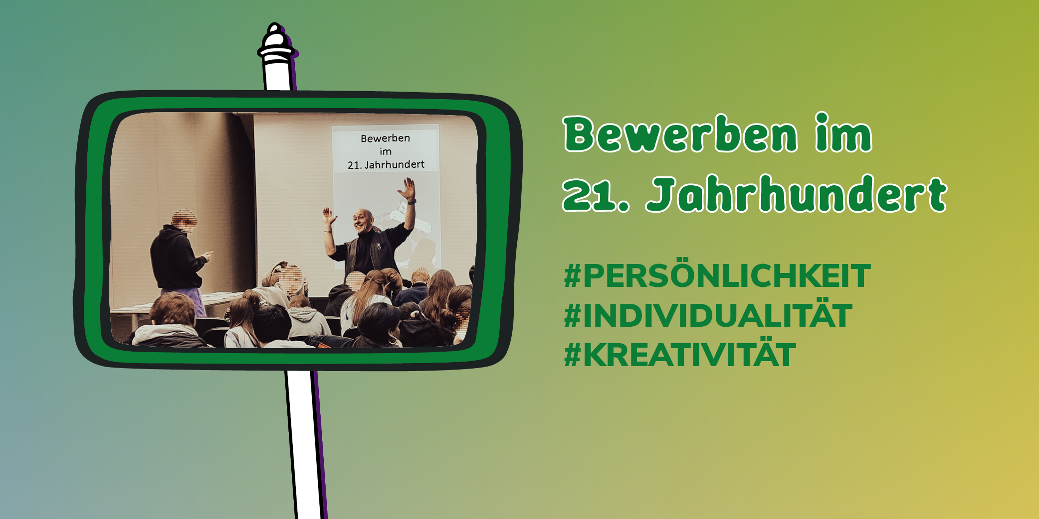 Auf einem farbigen Hintergrund steht der Titel des Workshops: "Bewerben im 21. Jahrhundert" und #Persönlichkeit, #Individualität und #Kreativität. Daneben ist ein Mann zu sehen, der die Arme ausbreitet und begeistert in die Kamera schaut. Der Mann hält einen Vortrag von einem Publikum.